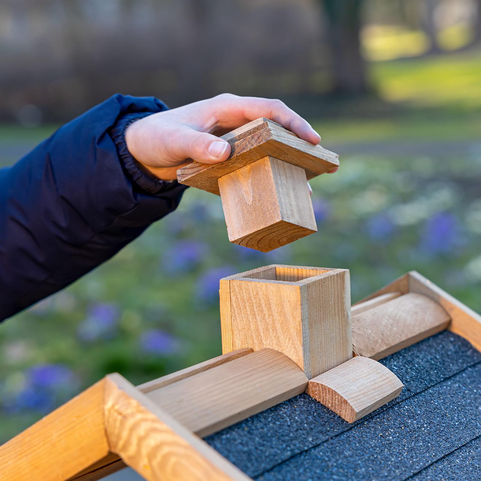Birdhouse with chain - Choice: red roof